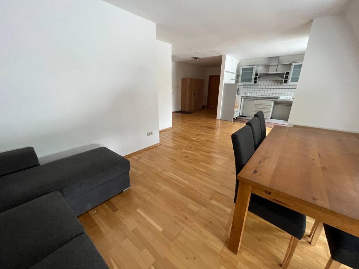Grosses Apartment Im Dg ไลป์ซิก ภายนอก รูปภาพ